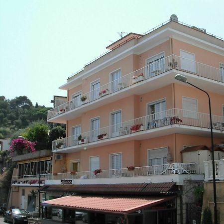 Hotel Nettuno Diano Marina Bagian luar foto