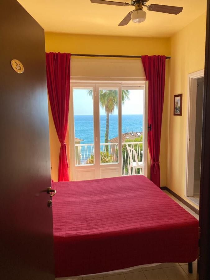 Hotel Nettuno Diano Marina Bagian luar foto