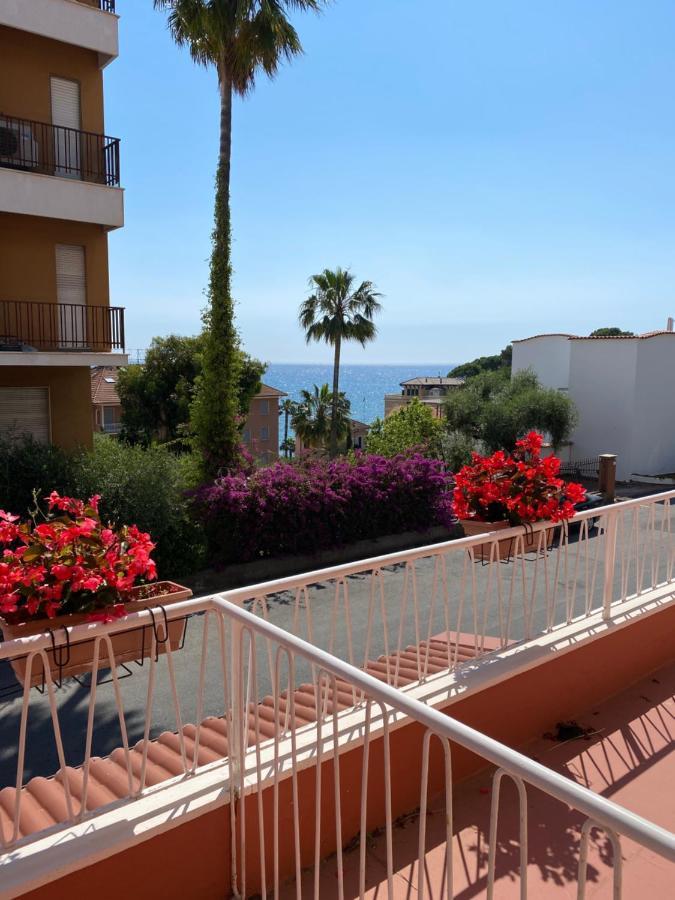 Hotel Nettuno Diano Marina Bagian luar foto