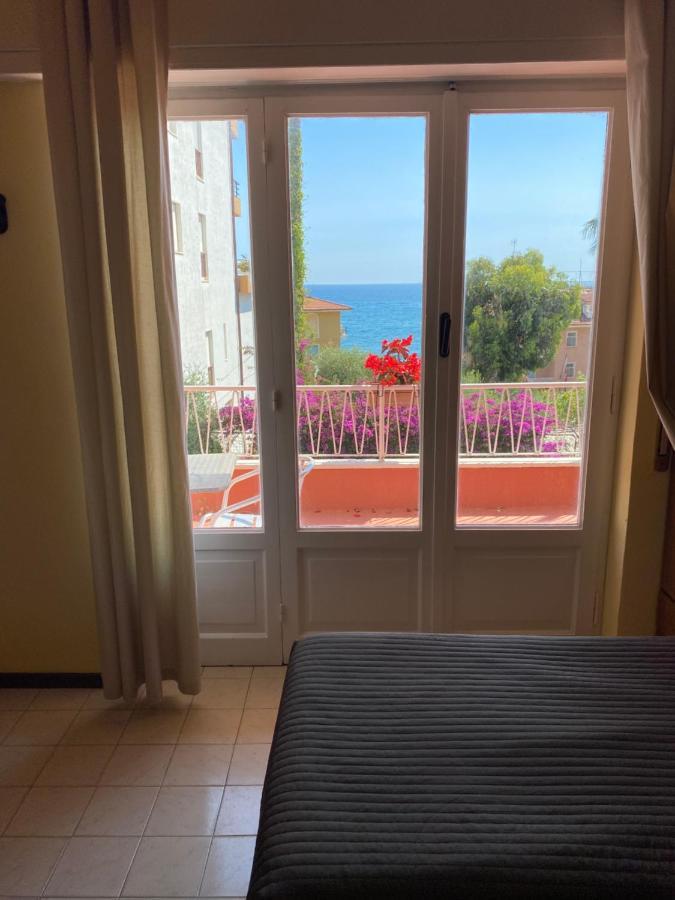 Hotel Nettuno Diano Marina Bagian luar foto